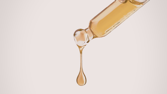 Vitamine C, acide hyaluronique, niacinamide : comment les intégrer à votre routine de soins