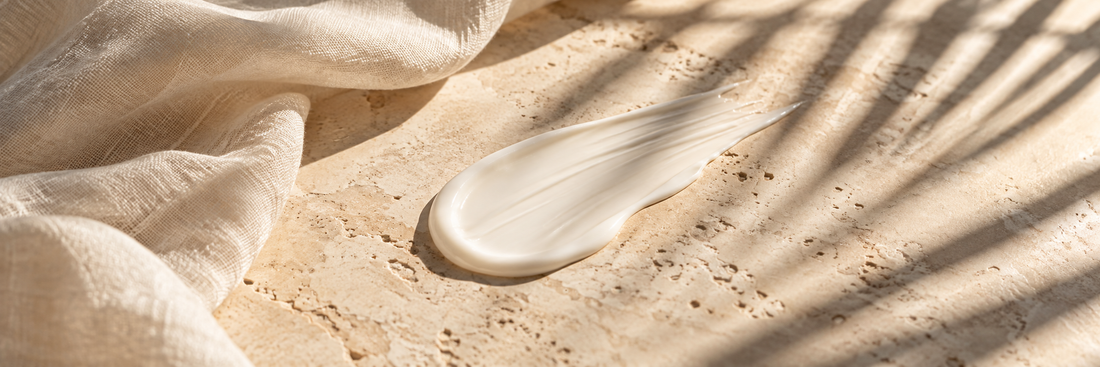 Texture de soin solaire sur une pierre claire avec ombres de lumière naturelle