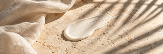 Texture de soin solaire sur une pierre claire avec ombres de lumière naturelle